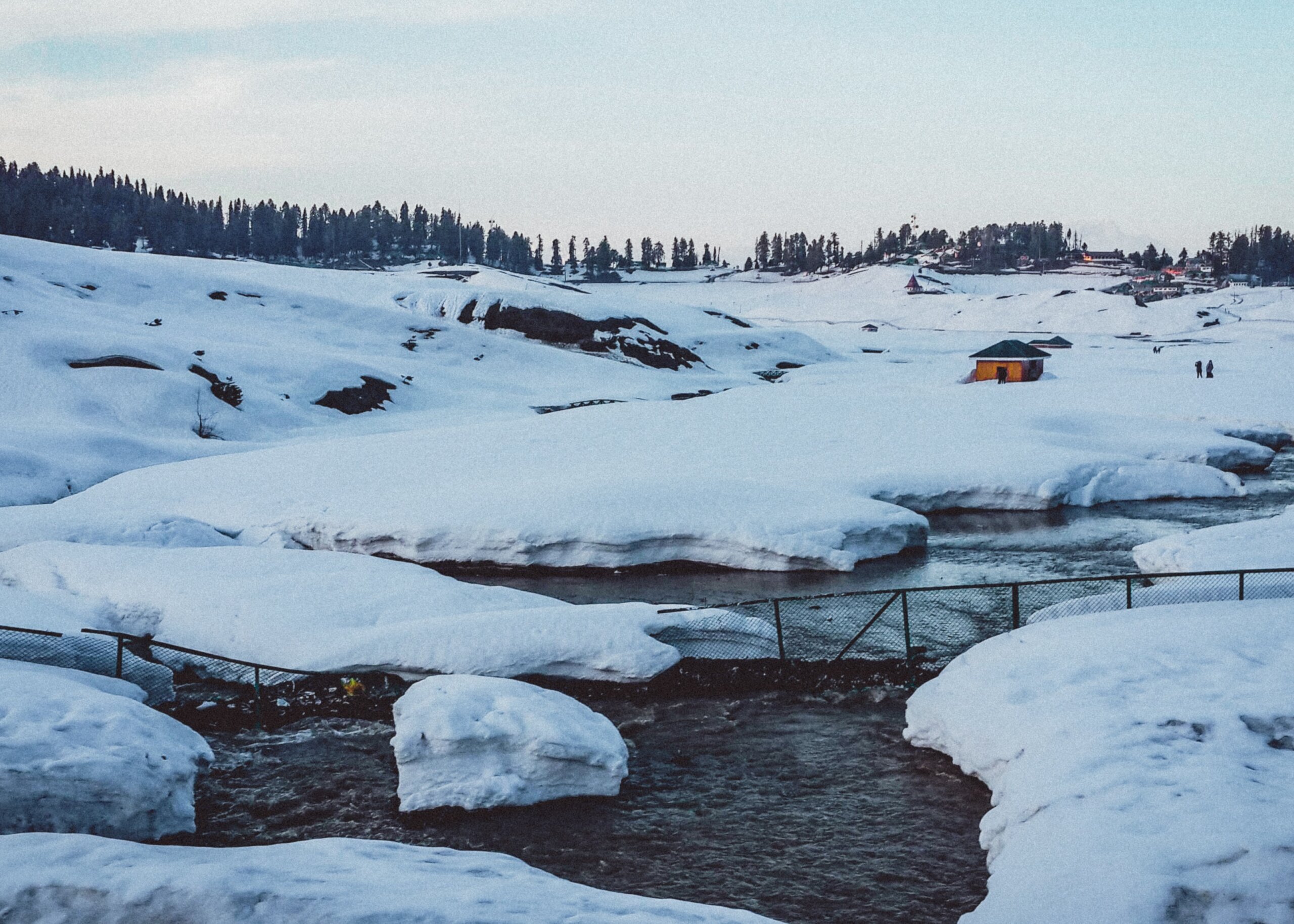 Gulmarg_Town_in_Jammu_and_Kashmir_India_TravellersofIndia