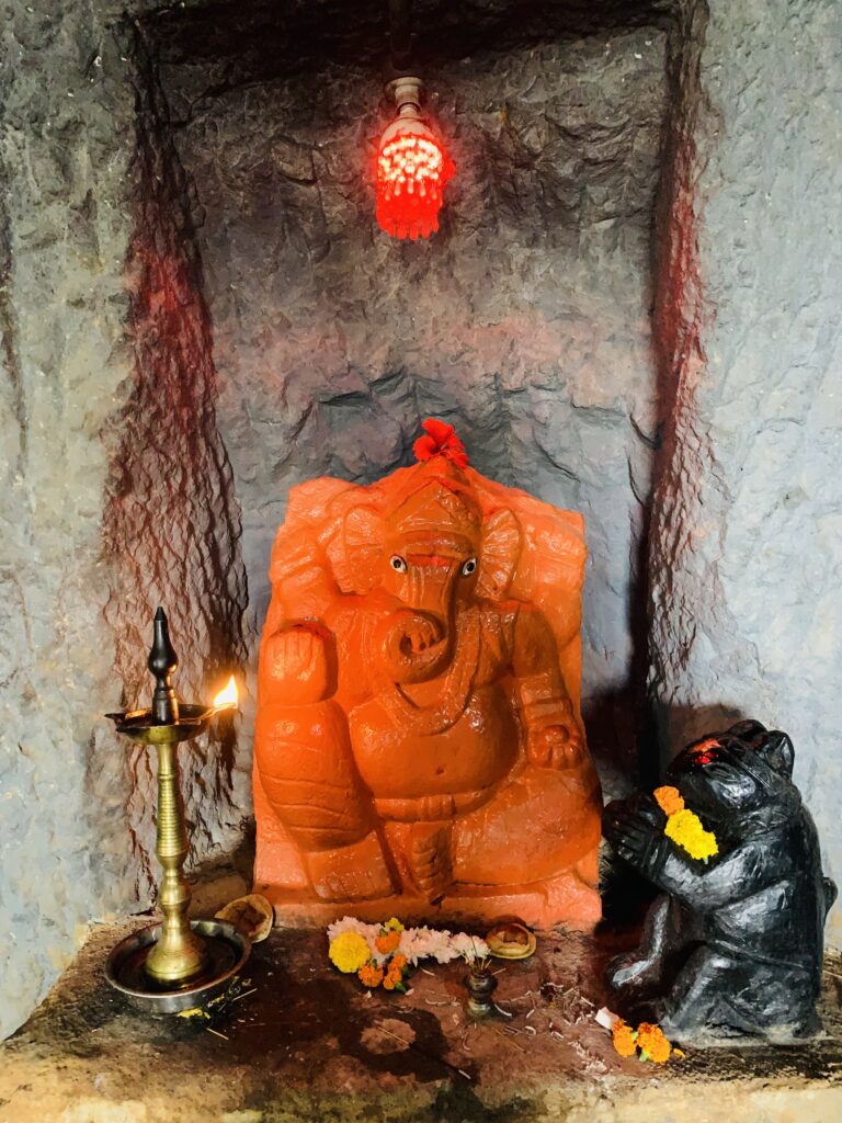 Ganpati_Maharaj_Murti_Lonad_caves_Travellersofindia.com