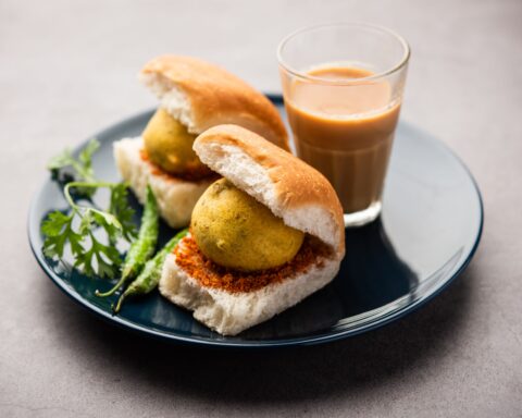 Best_Vada_Pav_near_me_in_Mumbai_travellersofindia.com