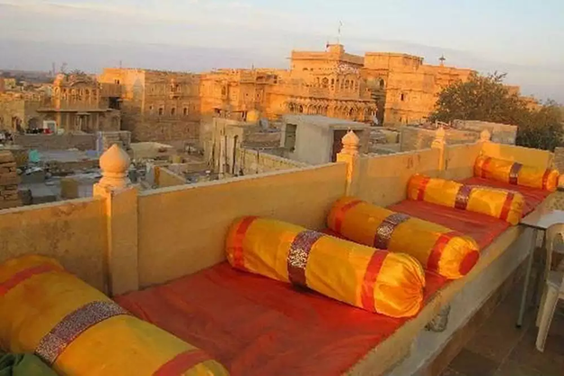 golden_roof_restaurant_jaisalmer_travellersofindia.com