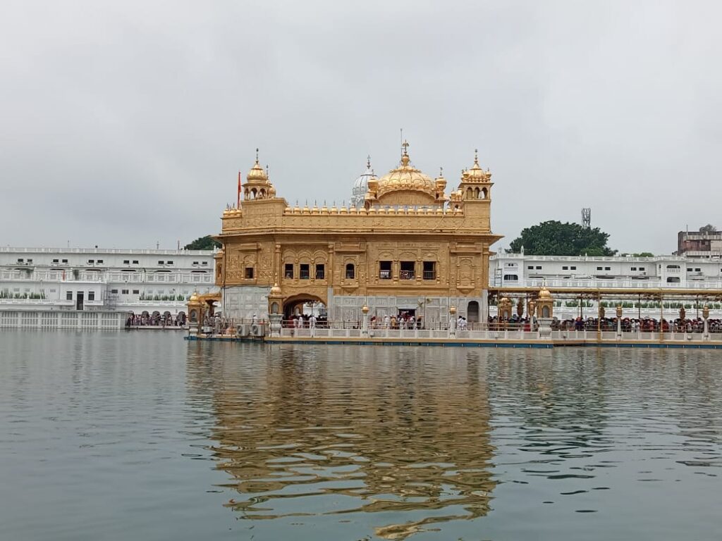 the-heavenly-charm-of-the-golden-temple-by-sayani-nath_travellersofindia.com1