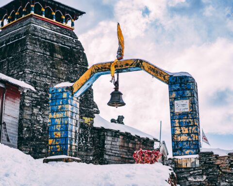 tungnath-temple-the-highest-shiva-shrine-in-the-world-tilts-at-an-angle-of-6-10-degrees_travellersofindia.com (1)