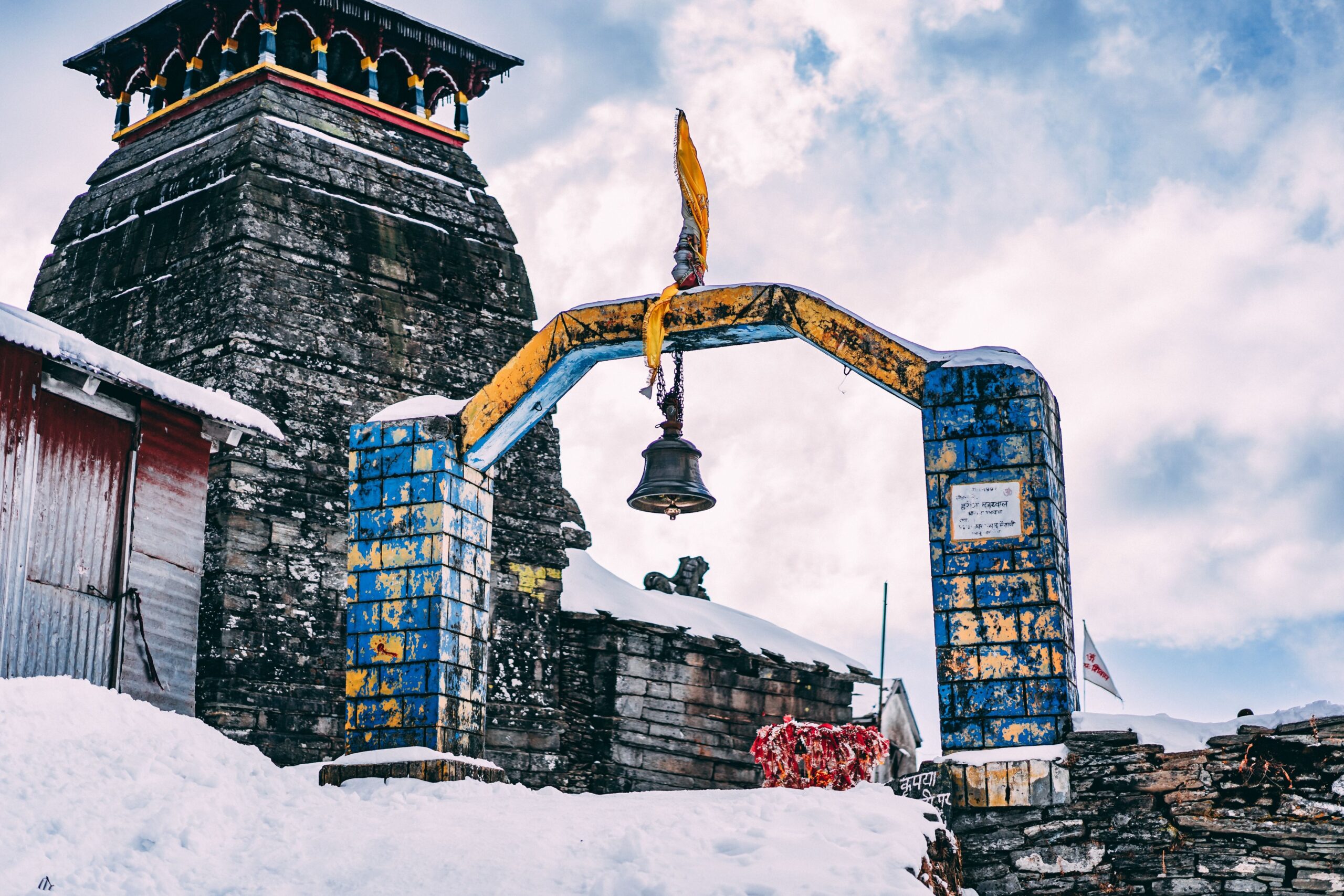 tungnath-temple-the-highest-shiva-shrine-in-the-world-tilts-at-an-angle-of-6-10-degrees_travellersofindia.com (1)